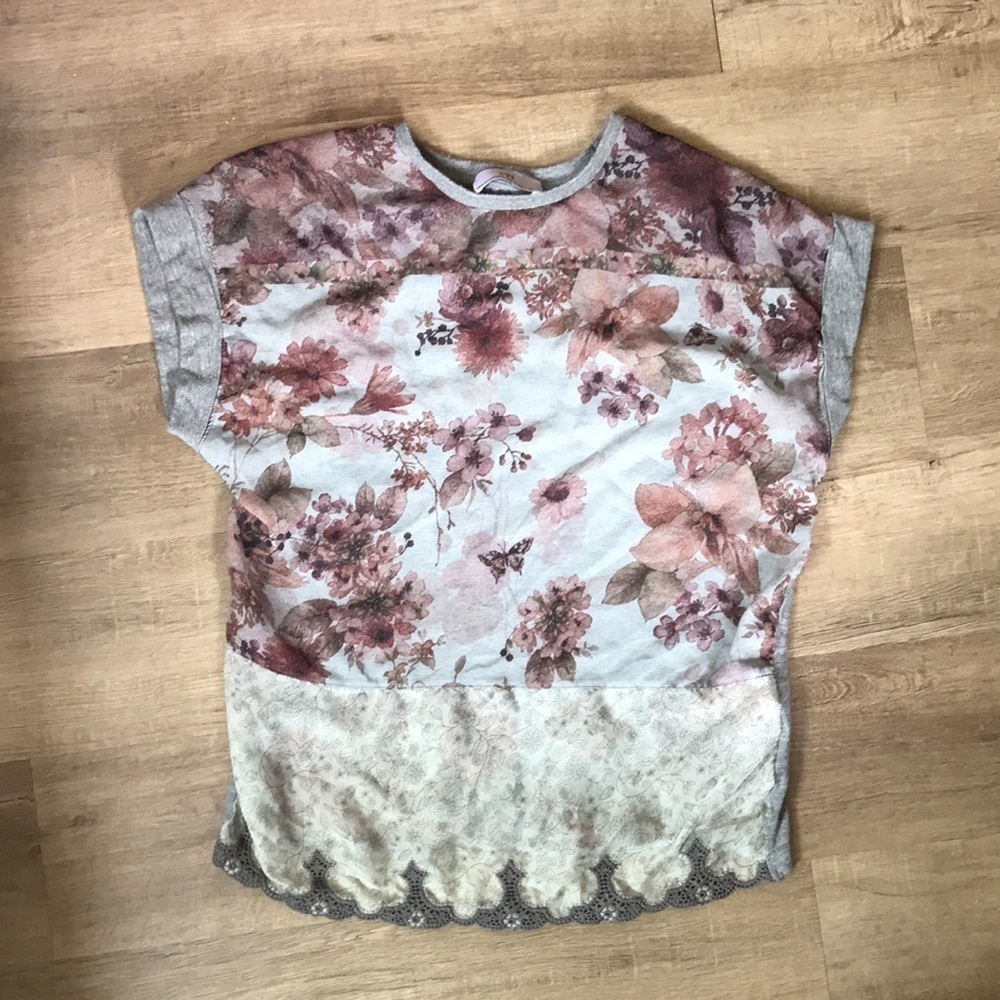 Zara W&B size small floral blouse crochet lace detail around bottom
